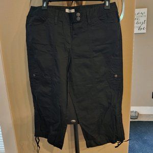 Size 6P - Black Capri Pants